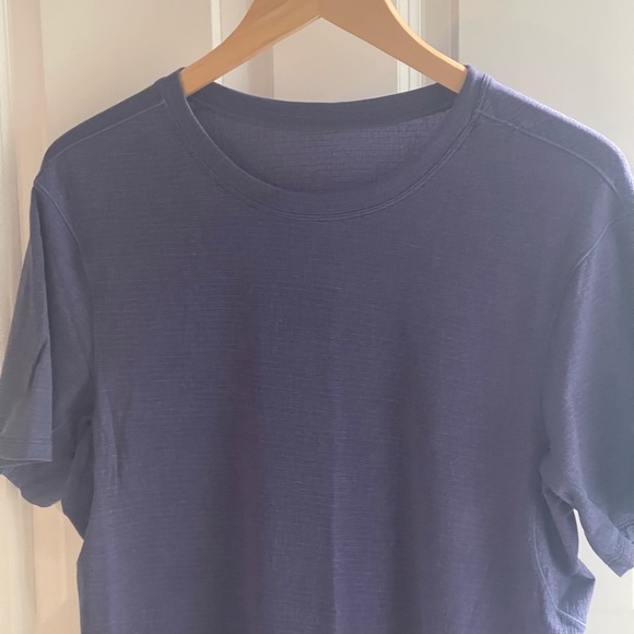 Lululemon Conflux Short Sleeve Graphite Purple 2019 M3BHPS $68 Material Tencel M - Picture 3 of 7